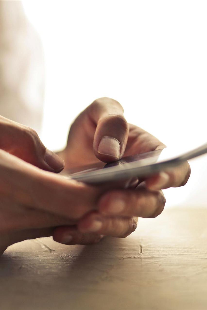 Person Mit Smartphone