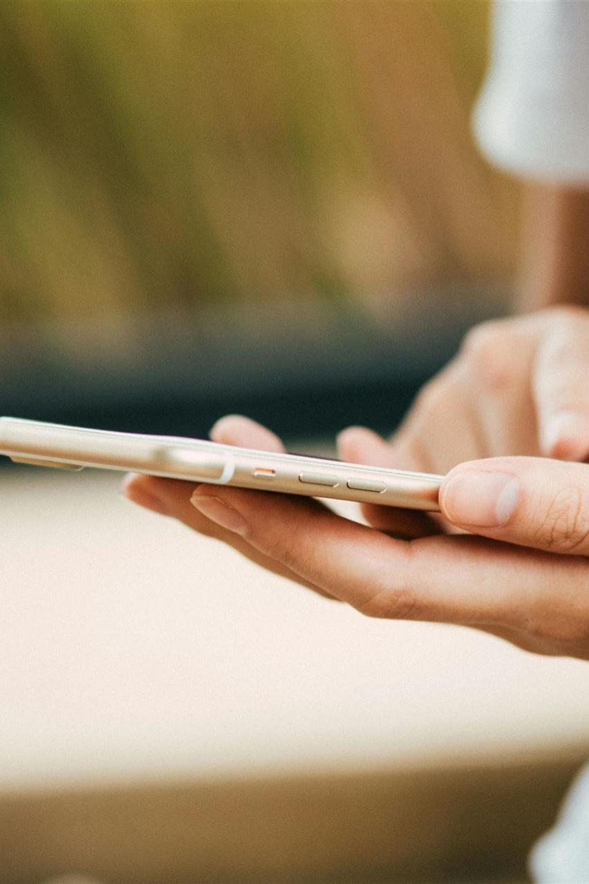 Person, Die Während Des Telefonierens Steht